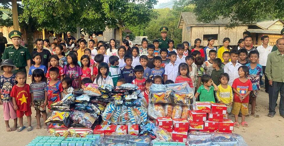 Hình ảnh minh họa chương trình khuyến mãi 100k hấp dẫn từ 123b com, với các biểu tượng tiền thưởng, vàng, và thông báo 'Nhận ngay 100k'. Thiết kế thu hút, nổi bật tông vàng #FFD700 và đỏ #8B0000, khuyến khích người chơi đăng ký tài khoản và nhận ưu đãi.