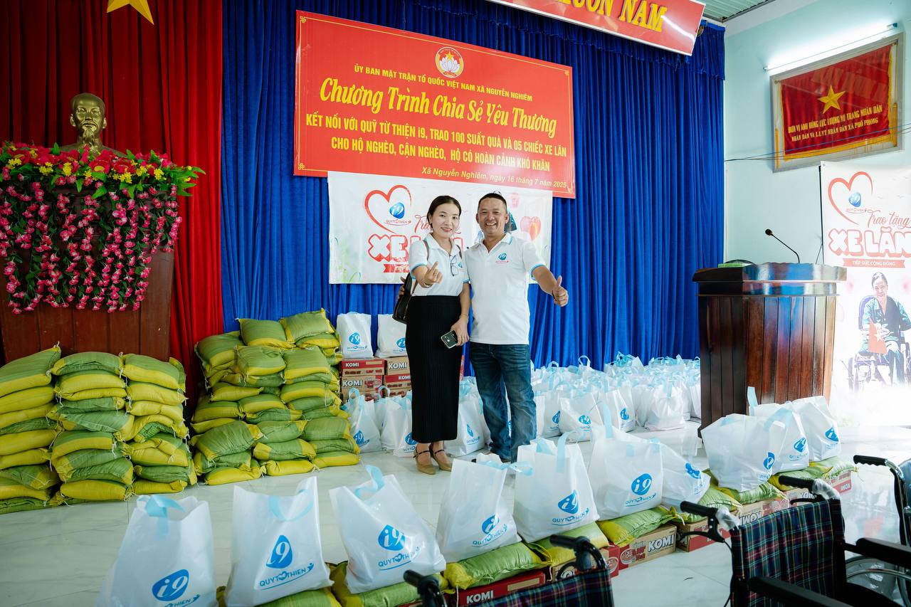 Hình ảnh một người đang học hỏi từ sách và máy tính, tượng trưng cho việc nâng cao kiến thức